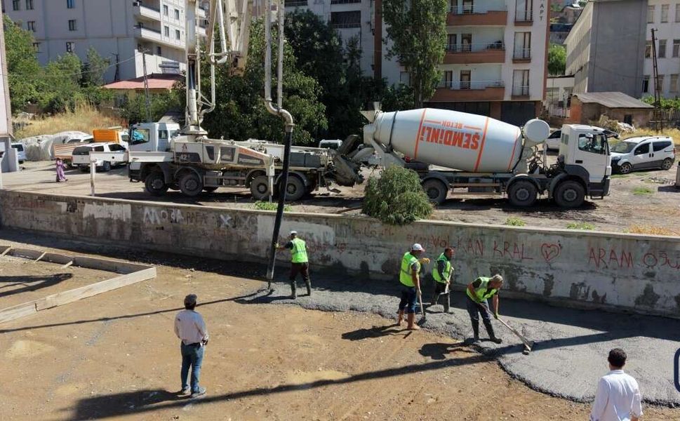 Şemdinli’de altyapı çalışmaları sürüyor