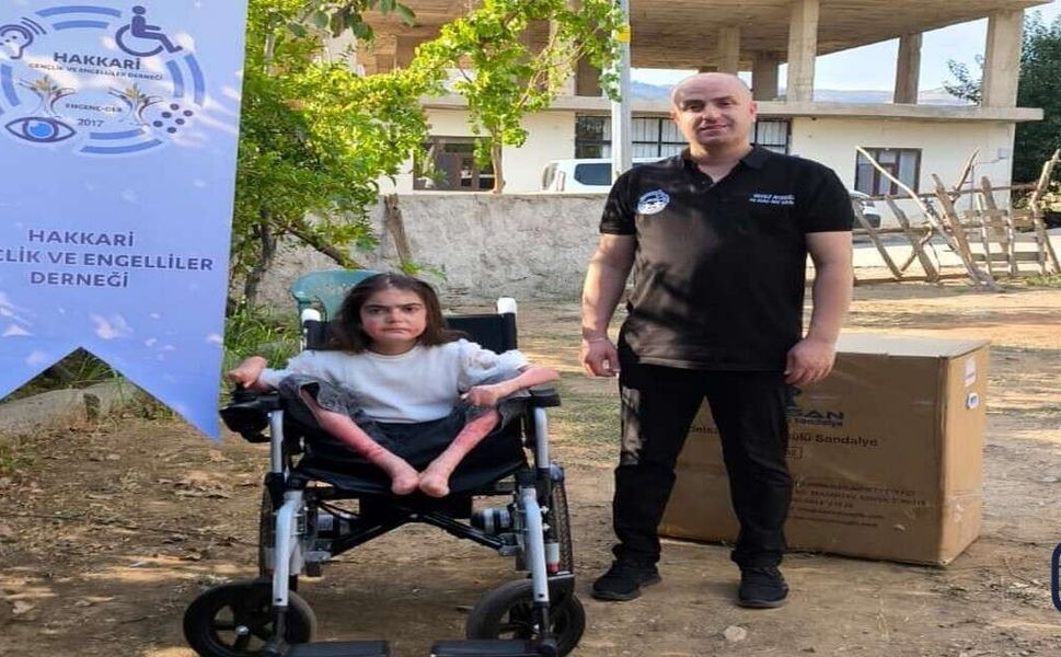 Derecik’te kelebek hastası Çiçek’e akülü araç desteği