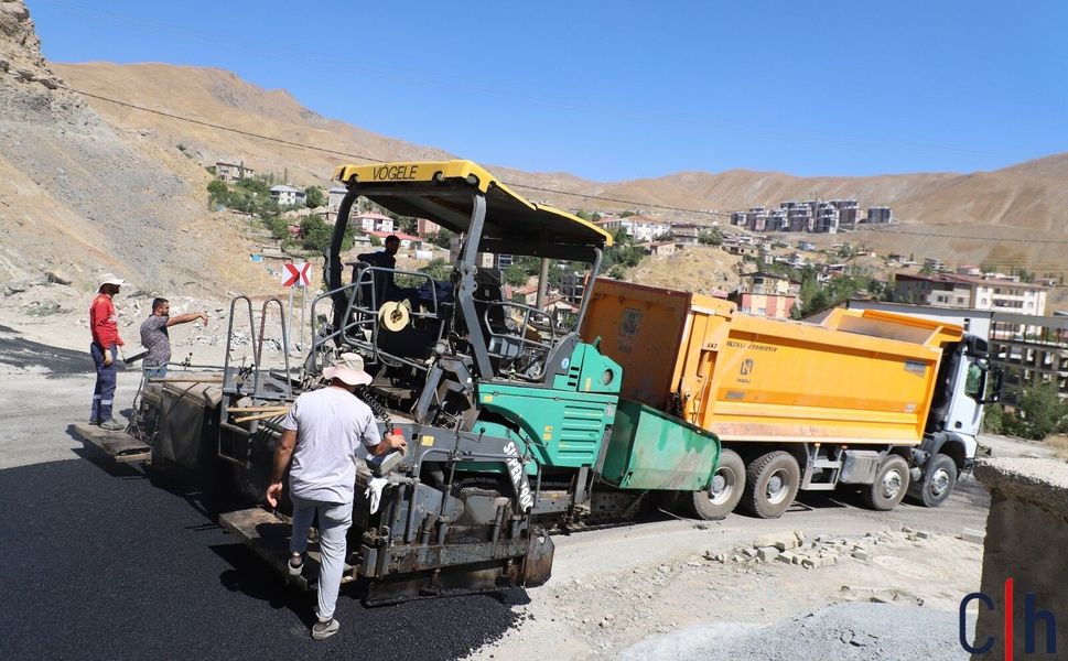 Hakkari’de sıcak asfalt çalışmaları sürüyor