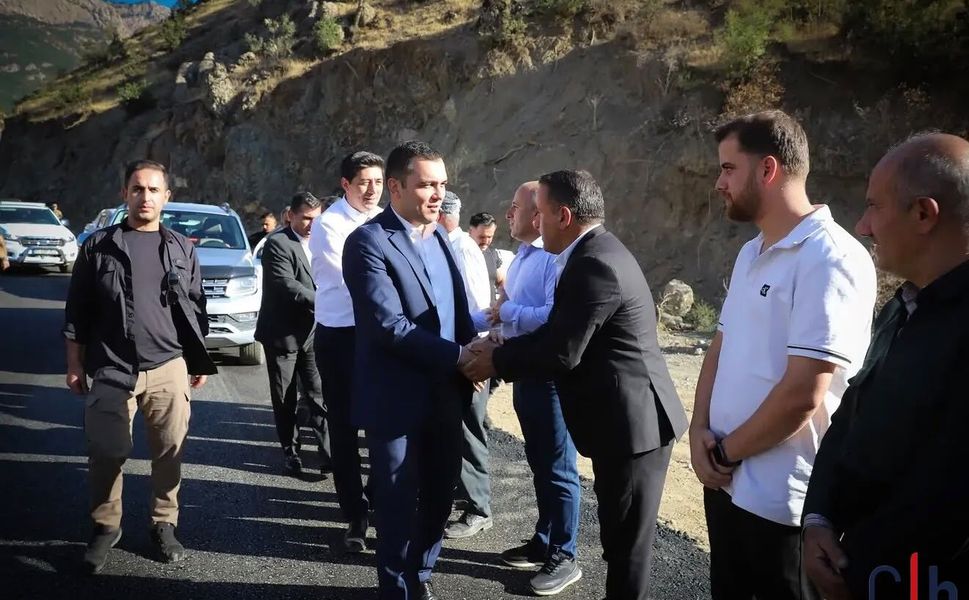 Şemdinli’de Köy Yollarına Sıcak Asfalt