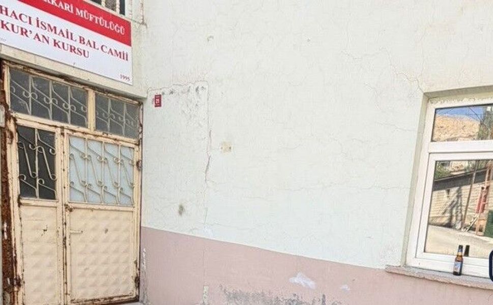 Hakkâri’de Cami Penceresindeki Boş Bira Şişesi Tepki Çekti
