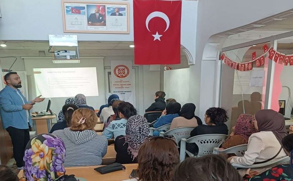 Hakkâri’de Ailelere Okul-Aile iş birliği semineri