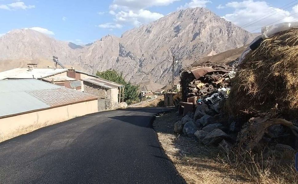 Hakkari’de asfalt seferberliği: Ekipler hafta sonu da sahada