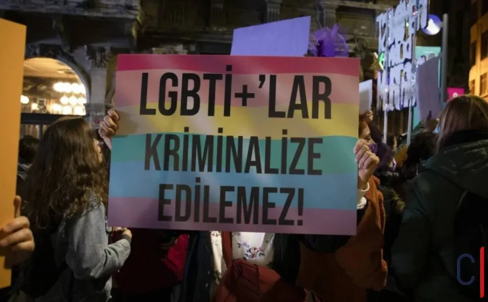 İzmir'de LGBTİ+'lara operasyon: 16 kişi tutuklandı