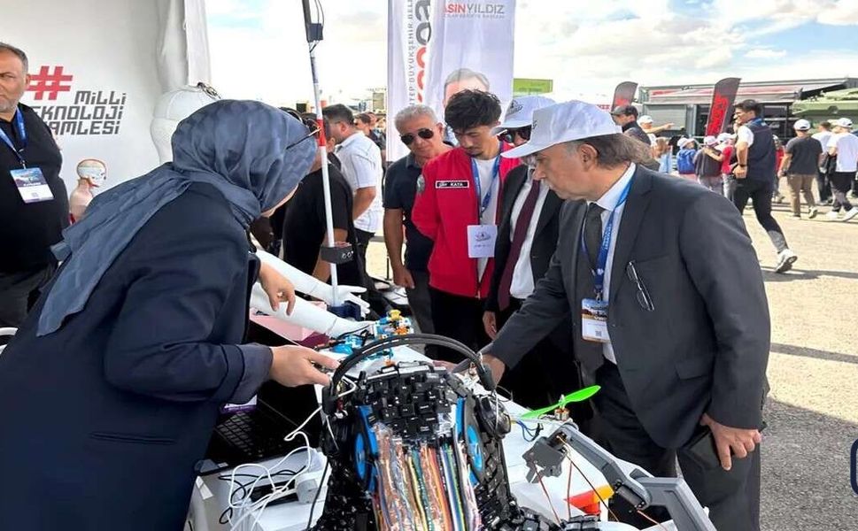 Rektörü Gençcelep, TEKNOFEST Güneydoğu’ya katıldı