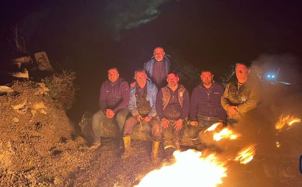 Hakkari’de ekiplerin zorlu gece mesaisi: Ateş yakıp çalıştılar
