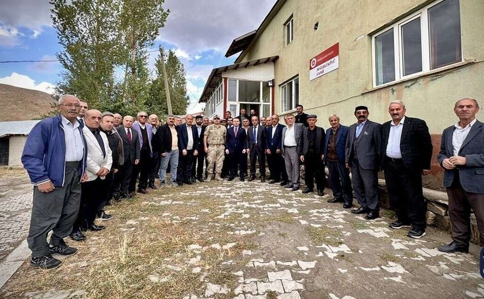 Yüksekova Kaymakamı Hülür sorunları yerinde dinliyor