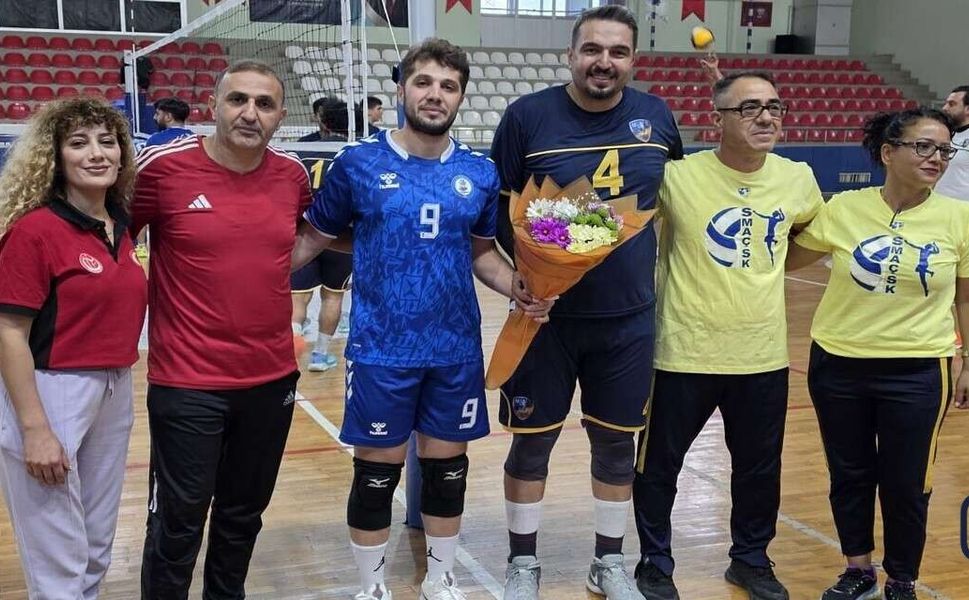 Karahanlı'dan voleybol takımına anlamlı destek