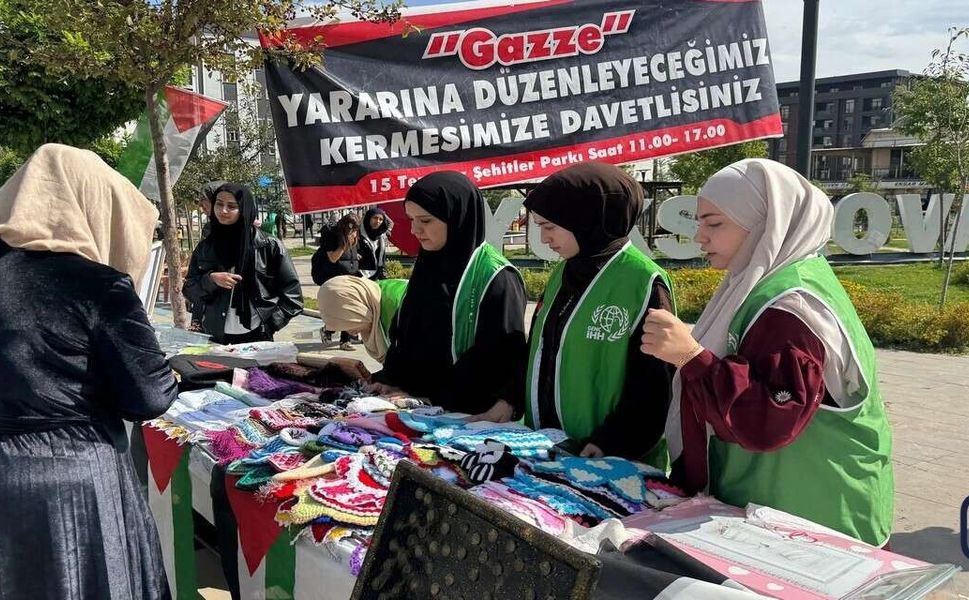 Yüksekova’da Gazze için hayır çarşısı kuruldu