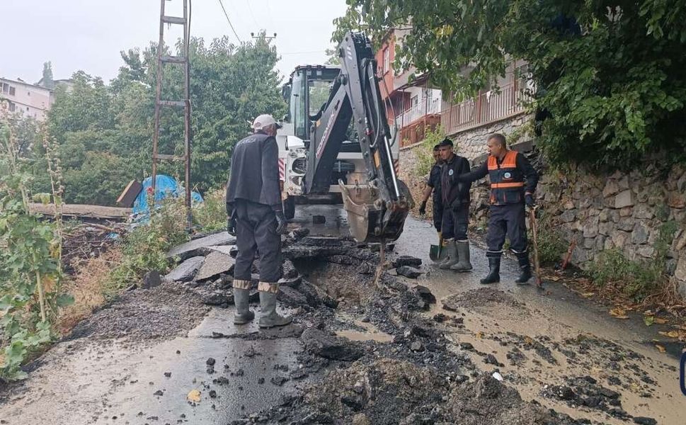 Hakkari’de belediye ekipleri yağmur altında arızalara müdahale ediyor