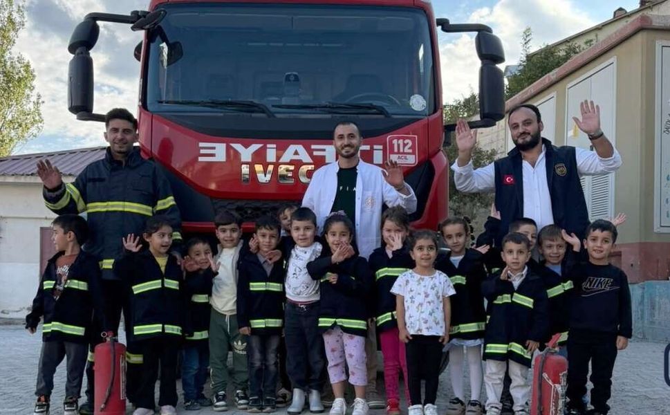 Hakkari’de minik öğrenciler itfaiyecilerle buluştu