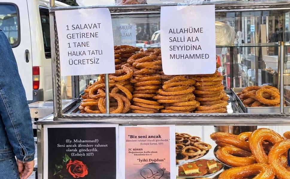 Hakkari'de salavat getirenlere simit dağıtıldı