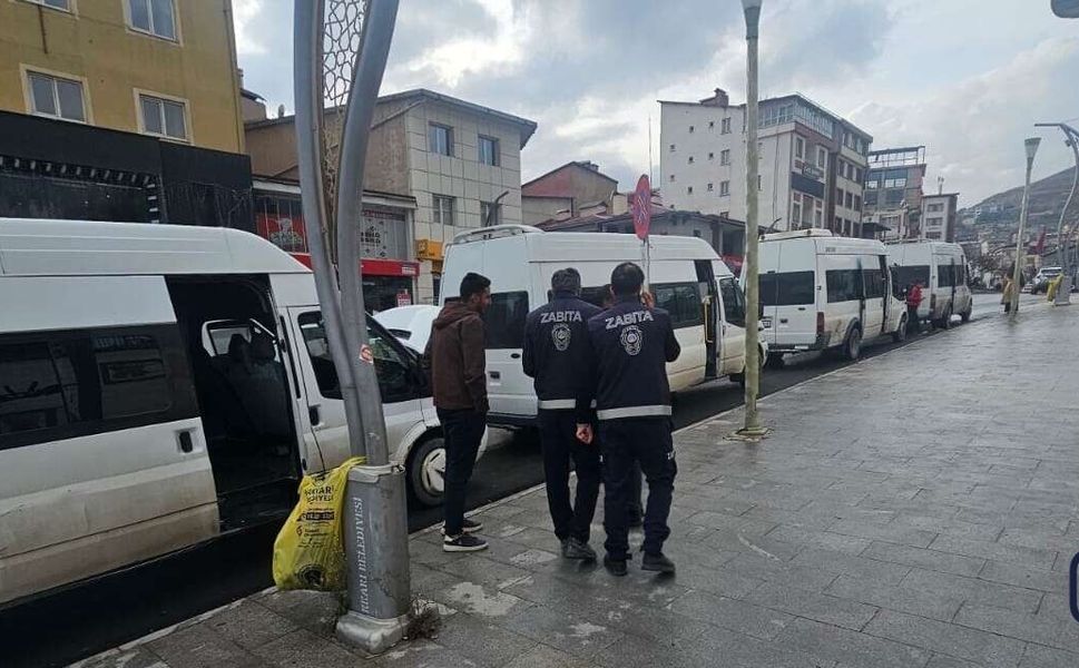 Hakkari Belediyesi M plakalı minibüsleri denetledi
