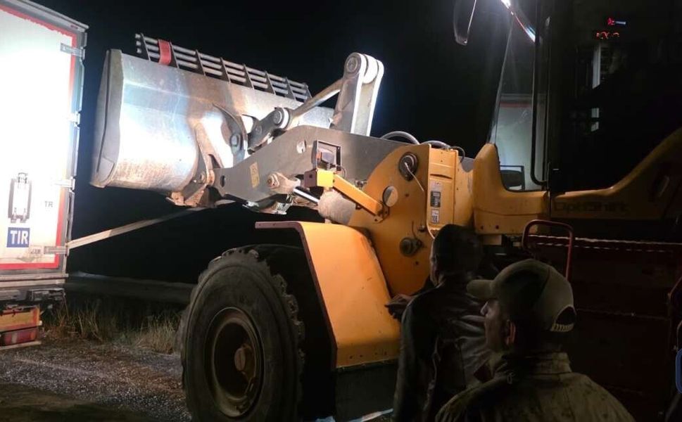 Dikilitaş yolunda kaza yapan TIR ekipler tarafından yoldan kaldırıldı