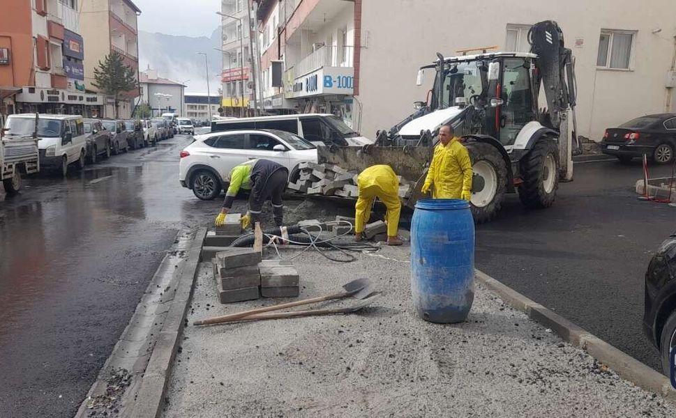 Hakkari’de yağmura rağmen belediye çalışmaları sürüyor