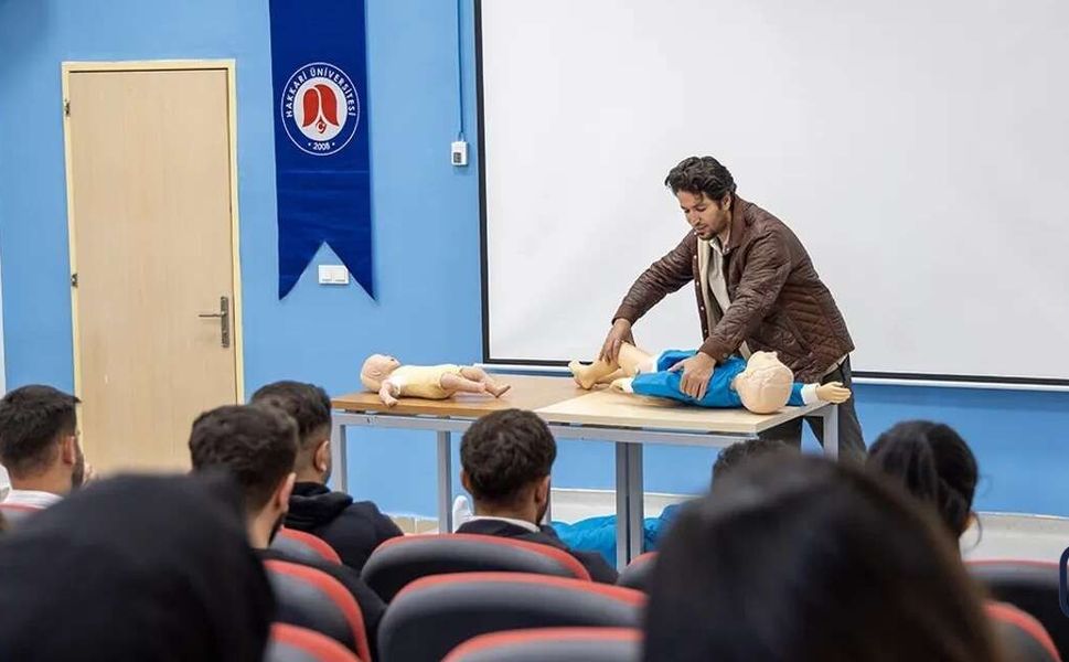 Hakkari Üniversitesinde Temel İlk Yardım semineri düzenlendi