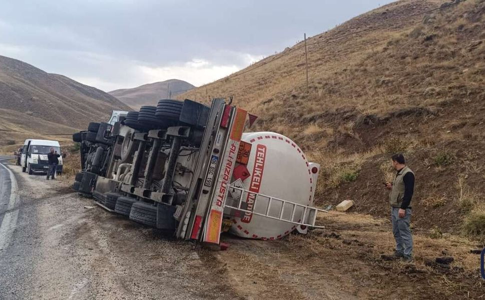Karasu'da yakıt tankeri devrildi