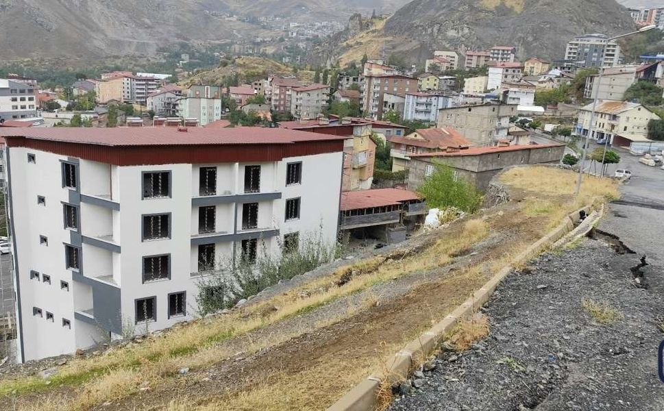 Keklikpınar’da Çatlaklar ve çökmeler endişe yarattı