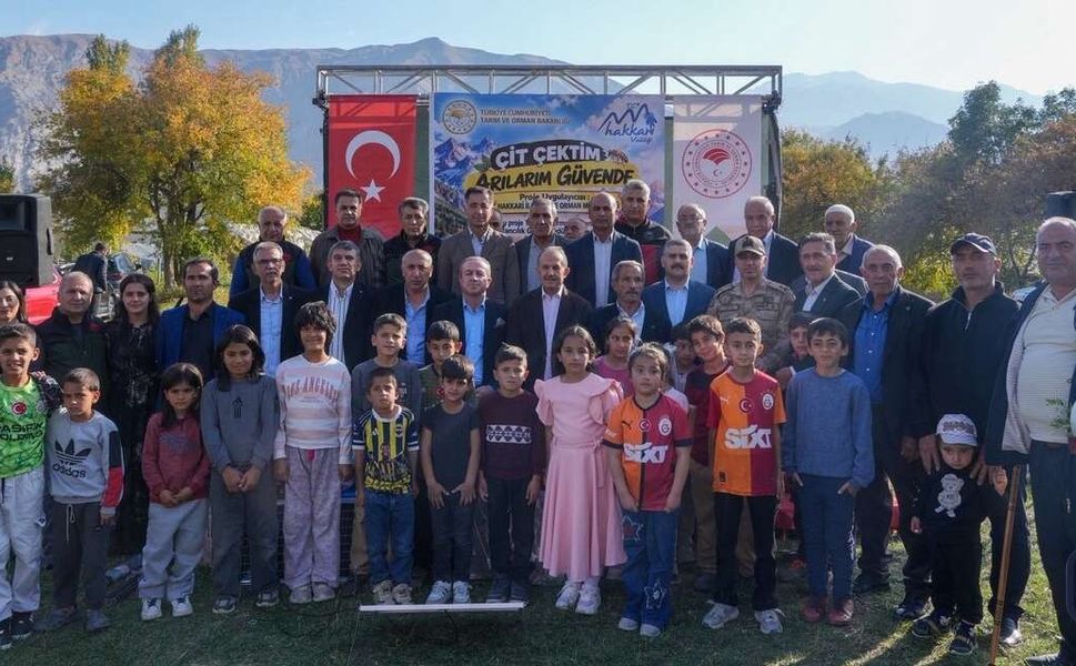 Hakkari’de 262 elektrikli çit dağıtıldı