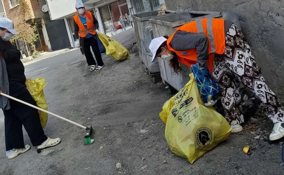 Hakkari’de çevre temizliği çalışmaları sürüyor
