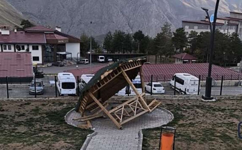Hakkari’de yeni yapılan kamelyaya zarar verdiler