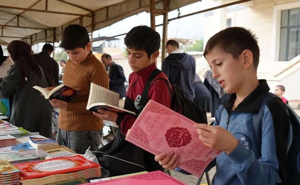 Derecik’te 2 bin 500’ü aşkın kitap okurlarla buluştu