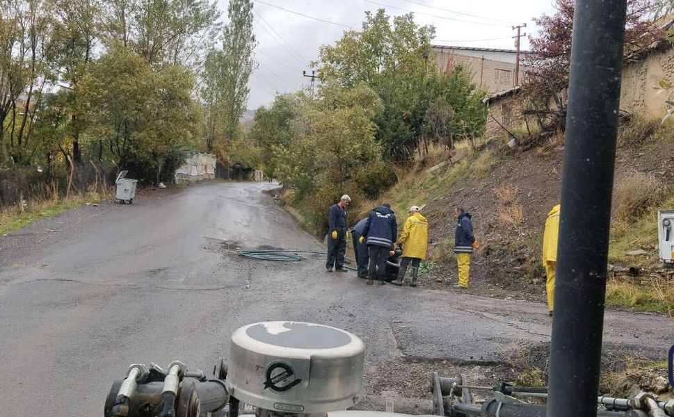 Hakkari'de tıkanan yağmur suyu kanalarına müdahale edildi