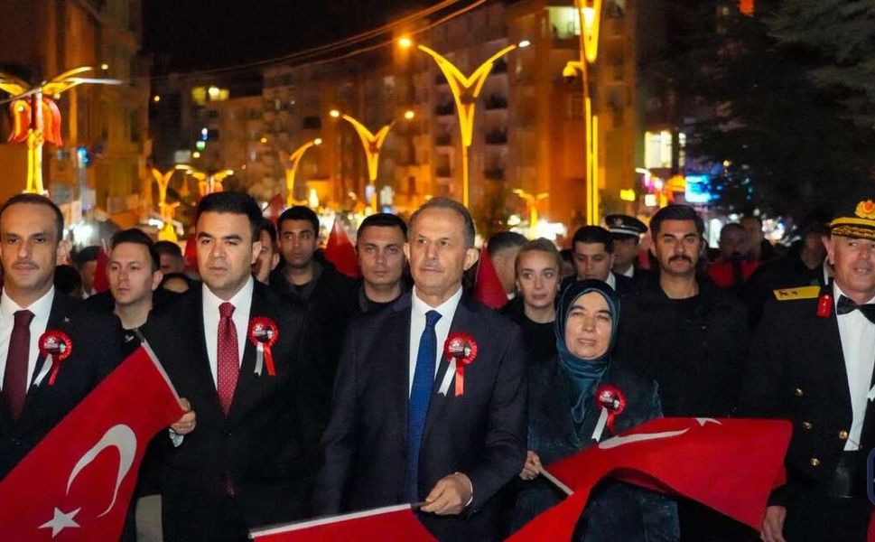 Hakkâri’de 29 Ekim Coşkusu sokaklara taştı