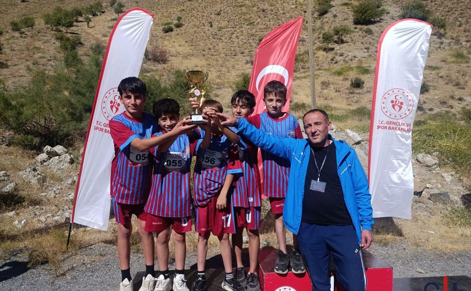 Hakkari’de Kros Heyecanı: Yaklaşık 300 Sporcu Ter Döktü