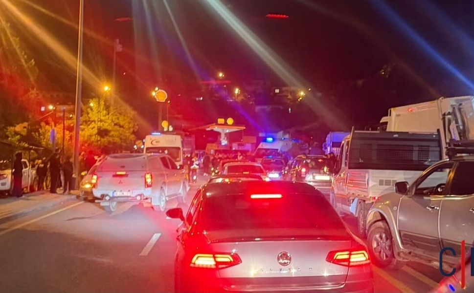 Hakkâri’de iki araç kafa kafaya çarpıştı: 6 yaralı