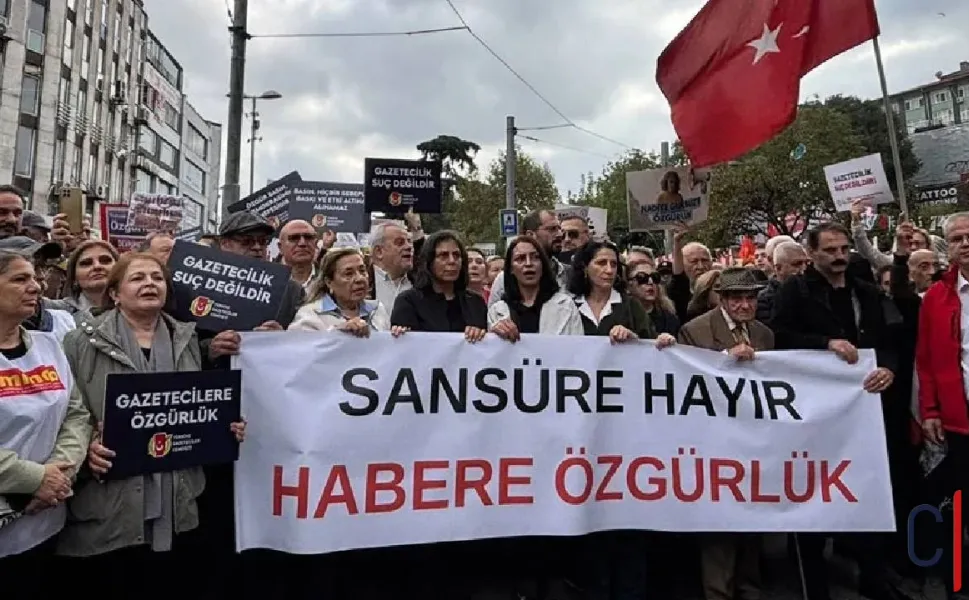 Gazeteciler, sansüre ve baskılara karşı sokağa çıktı
