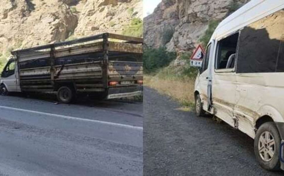Hakkari’de kamyonet ile minibüs çarpıştı: 4 yaralı
