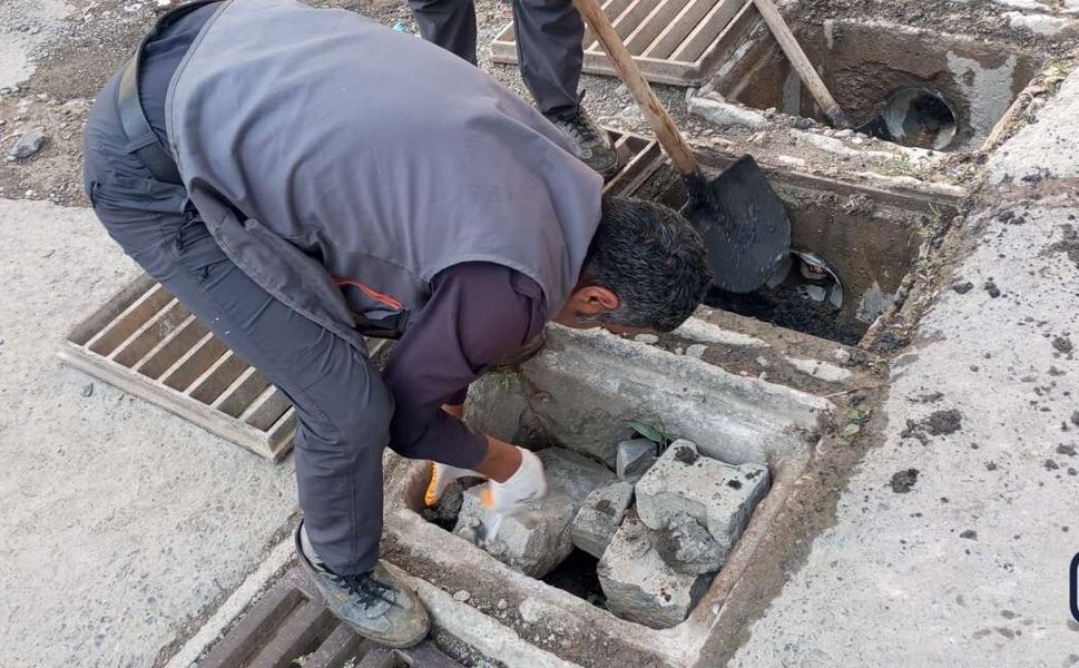 Hakkari’de mazgallar yağışlara karşı temizleniyor